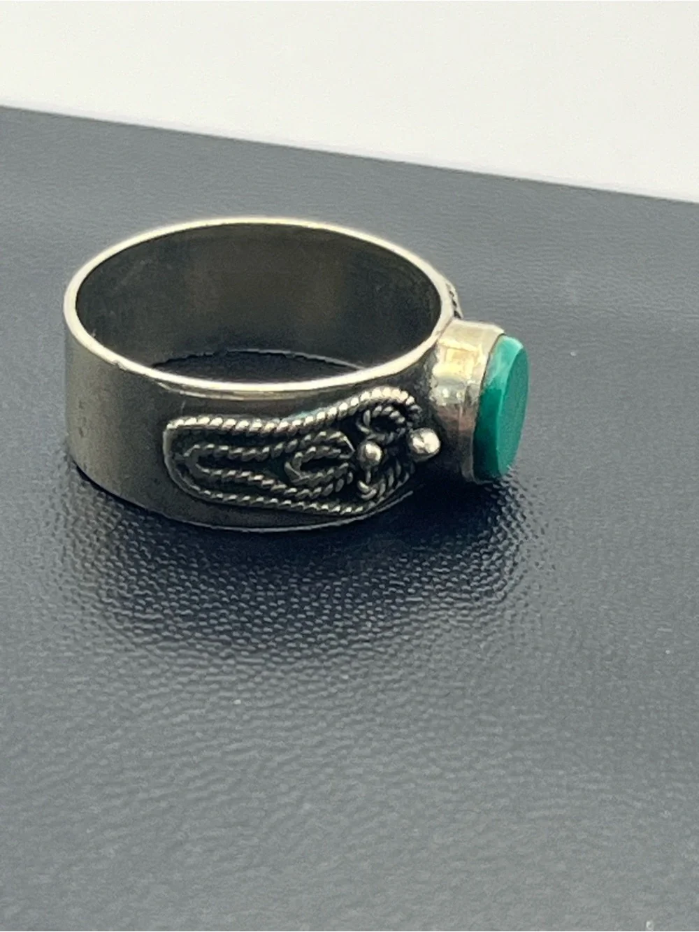 Boho Silver tone ornate rope twist design wide band ring size 7 green stone